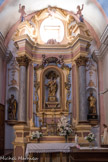<center>Roure. </center> L’autel de la Vierge.Deux colonnes de marbre encadrent une Vierge à l’Enfant, entièrement dorée, surmontée d’un fronton brisé. Beau tabernacle.
A gauche, St Jean-Baptiste, accompagné d’un agneau, annonciateur du Christ. A droite, St Roch, qui protège de la peste, accompagné de son chien et montrant un bubon sur sa cuisse.