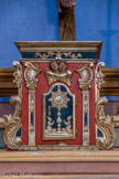 <center>Roure. </center> Sur la porte du tabernacle, deux pénitents sont agenouillés de part et d’autre d’un ostensoir.