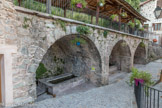 <center>Roure. </center> La fontaine et les lavoirs, sous arcades, surmontés de l'aire de séchage.