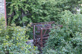 <center>Roure. </center> La machinerie de fer du téléphérique de 1927 qui a longtemps servi à acheminer le lait jusque dans la vallée, à la coopérative de Saint Sauveur, car ce n’est qu’en 1935 que la route atteint la place de l’église.
