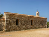 <center>L’île Saint-Honorat </center> Chapelle Saint Pierre, reconstruite en 1497, détruite en partie par les espagnols en 1636, fut restaurée en 1963. Les fouilles ont permis de découvrir un grand nombre de sépultures datant du Moyen-âge.