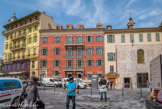 <center>Le Vieux Nice.</center>Place Saint-François. En face, salle des Ftranciscains. Édifice patrimonial majeur de l'histoire de Nice, ce couvent des Franciscains a vu le jour au XIIIe siècle et a connu une vie mouvementée. Désacralisé lors de la Révolution, il est devenu tour à tour écurie, appartements, boîte de nuit, cinéma et bâtiment des services municipaux. Ses murs sont bruts, son passé est riche et il retrouve, en avril 2022, toute sa superbe en devenant une des salles du Théâtre National de Nice. Le bâtiment de 