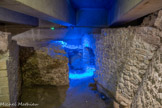 <center>La Crypte archéologique. </center>La lumière bleue indique le présence d'un aqueduc.