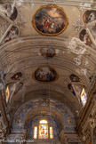<center>Eglise du Gesù.</center>À l'intérieur, se trouve une voûte en plein cintre de 36 mètres de long et de 14 mètres de large. Elle est ornée de motifs illustrant la vie de saint Jacques le Majeur en compagnie du Christ qui a été réalisée du début du XIXe siècle sur les dessins du peintre niçois Hercule Trachel (1820-1872).