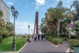 <center>Le Cours Saleya.</center>Nine Oblique Lines est un monument installé en 2010 devant la promenade des Anglais pour célébrer le 150 e anniversaire de l'annexion du comté de Nice par la France. La sculpture est composée de neuf lignes en acier de 30 m de hauteur qui se rejoignent en haut. C'est une œuvre de l'artiste français Bernar Venet, en acier corten.