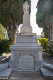 <center>Le cimetière </center>Tombeau de Léon Gambetta. Né le 2 avril 1838 à Cahors et mort le 31 décembre 1882 à Sèvres, il était un homme d’État français. Il est l'une des personnalités politiques les plus importantes des premières années de la Troisième République française. Avocat, opposant au Second Empire, élu député en 1869, il défend le « programme de Belleville », qui est assez radical (extension des libertés publiques, séparation des Églises et de l’État, vote de l'impôt sur le revenu, élection des fonctionnaires, suppression des armées permanentes, etc.).