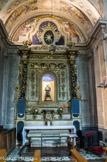 <center>Puget-Théniers</center>Eglise Notre-Dame de l'Assomption. Le retable de Saint-Nicolas-de-Tolentino. Retable en bois avec niche centrale avec une statue moderne de saint Nicolas de Talentino. Sur les côtés, deux colonnes torses en bois, autour desquelles s'enroulent des guirlandes de roses fleuries. De chaque côté de la niche, guirlandes dorées. Tabernacle en bois peint avec l'image de saint Joseph.