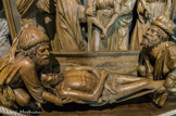 <center>Puget-Théniers</center>Eglise Notre-Dame de l'Assomption. Groupe de la mise au tombeau, avec à gauche, Joseph d'Arimathie, et à droite, Nicodème. Ils portent sur le linceul le corps du supplicié.