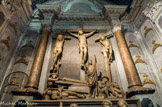 <center>Puget-Théniers</center>Eglise Notre-Dame de l'Assomption. Groupe la Crucifixion. Le Christ est entouré des deux larrons (Dimas le bon, à sa droite, et Destas le mauvais) entravés à des pièces de bois, leurs jambes profondément entaillées.
