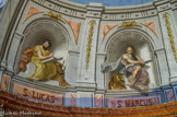 <center>Puget-Théniers</center>Eglise Notre-Dame de l'Assomption. Décor peint en trompe-l'oeil de l'abside : saint Luc et saint Marc.