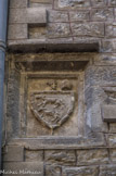 <center>Puget-Théniers</center>Couvent des Augustins. La façade porte des éléments de blason, crosse et mitre abbatiale.