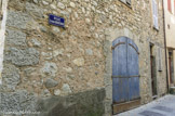 <center>Puget-Théniers</center>Ancienne menuiserie Casimir Brouchier dont les initiales figurent au-dessus de la porte. Ambitieux, le menuisier fit construire en 1906 l'usine du Sarret sur la rive droite du Var où 200 ouvriers s'employaient jour et nuit à transformer les grumes, de la coupe jusqu'au vernissage des meubles.
