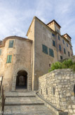 <center>La Croix-sur-Roudoule.</center>Fief des templiers puis des hospitaliers de Saint-Jean-de-Jérusalem, La Croix sur Roudoule a gardé de son passé médiéval quelques morceaux de remparts et une porte fortifié