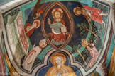 Auron. Chapelle Saint Erige dite d'Ariez <br> Christ en Majesté dans une mandorle, tenant le livre et bénissant. Côté droit : « Noii me tangere » : apparition du Christ ressuscité à sainte Madeleine agenouillée dans un pré fleuri. Côté gauche : Mise au tombeau de la sainte entre saint Maximin, à droite, qui la bénit et sainte Marthe en arrière. Un ange, à gauche, recueille son âme.