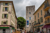 <center>Vence</center>Par le jeu du partage de l'empire de Charlemagne, Vence et la Provence sont rattachées au Saint-Empire romain germanique. En 1191, l'empereur Henri VI accorde à la république de Gênes la ville et le territoire de Monaco. En 1228, inquiète de la nouvelle influence acquise par Raimond-Bérenger V de par son mariage avec Béatrice de Savoie, la ville de Nice conclut une alliance avec les villes de Grasse et de Draguignan et signe une convention avec la république de Pise. En réaction, Raimond-Bérenger envoie son armée commandée par Romée de Villeneuve, viguier et baile de Provence. Il soumet Nice en 1229 et Vence en 1230. En 1231, il fera construire les remparts de Vence. La seigneurie de Vence est alors donnée par le comte de Provence à Romée de Villeneuve qui lui en rend hommage le 7 février 1230. La famille de Villeneuve-Vence et les évêques furent coseigneurs de Vence jusqu'à la Révolution française