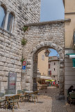 <center>Vence</center>La porte du Peyra sous sa forme actuelle ne date que de 1810. La porte était fortifiée et précédée d'un pont-levis, elle daterait de 1441. Elle aurait été murée à cause de la peste en 1536. Sa forme actuelle ne remonte qu'au début du XIXème siècle et était désignée comme étant le portail de la Tour qu'il jouxtait.