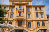 <center>Vence</center>Place Clemenceau. Sur la gauche de la place se trouve l'hôtel de ville qui a pris la place de l'ancien Palais Episcopal en 1911. Sur la droite se trouve la plus petite Cathédrale de France, construite au IVème siècle sur l'emplacement d'un temple romain, puis remaniée au fil des siècles. Aux abords de la Cathédrale vous trouverez deux pierres gravées avec des inscriptions romaines, l'une datant de l'an 239 et l'autre datant de l'an 220.