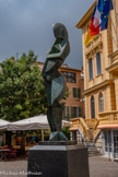 <center>Vence</center>La Vençoise. 1990. Jim Ritchie. Bronze blanc monté sur un socle en marbre.