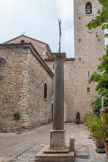 <center>Vence</center>Ancienne place du Cimetière Vieux, celui-ci fut supprimé en 1780. La colonne en granit gris de l'Estérel trônant au milieu de la place est l'une des deux colonnes jadis jumelée offerte par la Ville de Marseille en 230 en l'honneur du dieu Mars Ventium. Autrefois placées dans la cathédrale, elles en furent retirées en 1767. L'autre se trouve aujourd'hui place du Grand-Jardin.