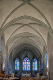 <center>L'église Saint-Pierre de Lémenc. </center> À l'intérieur, l'église comprend un vaisseau à nef unique, sobre en ornements, donnant sur un chœur de 21 mètres de profondeur.