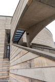 L'Espace culturel André Malraux est accolé à la Médiathèque Jean-Jacques Rousseau. L'escalier monumental permet l'accès au théâtre.