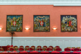 <center>Le château des ducs de Savoie.</center> Salle des délibérations du conseil départemental de la Savoie. Armoiries de Chambery, de la Savoie et de Moûtiers.
