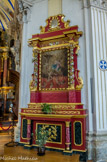 <center>Saint-Nicolas-de-Véroce</center>A la croisée du transept, deux autels, en oblique,avec leurs colonnes torses à dominante rouge. A droite, celui des Ames du Purgatoire (le Christ, aidé par Marie et les anges, délivre les âmes et les entraîne à sa suite).
