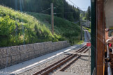 <center>Tramway du Mont-Blanc.</center> Le TMB utilise une voie métrique (écartement de 1 000 mm), qui est posée en rails Vignole. Au milieu, la crémaillère de type Strub ; elle est disposée sur 85 % de la longueur du parcours. La pente maximale serait de 25 %, les zones à forte pente étant équipées d'une crémaillère.