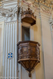 <center>Saint-Nicolas-de-Véroce</center>La petite chaire de 1715, qui date de la première église, avait été déplacée sur la droite. Elle retrouve sa place, avec son petit escalier d’accès creusé dans le mur de la nef, d’où l’on peut accéder depuis le transept du couchant.
