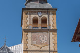 <center>Hauteluce : Église Saint-Jacques-d'Assyrie.</center> La tourr porte une pendule à une seule aiguille qui signifie le temps qui passe et rapproche de la mort : une horloge sans aiguilles, la mort avec une faux, le léopard symbolisant l’éternité, le serpent, au pied gauche du squelette, le péché, et la stèle funéraire les fins dernières.