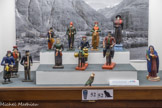 <center>Conflans : Musée d’Art et d’Histoire.</center> Les figurines de Bessans.
Le village de Bessans (en Haute-Maurienne) est réputé pour ses sculpteurs sur bois qui œuvrent pour embellir les églises, notamment à l'époque baroque. Au XIXe siècle, en parallèle des productions religieuses, se développe une nouvelle pratique liée à la production de figurines de genre. Ces joujoux pour la plupart articulés, sculptés essentiellement en arolle (pin cembro), durant l’hiver, permettent un petit commerce.
Les figurines exposées dans ces trois vitrines sont réalisées par différents sculpteurs entre la seconde moitié XIXe siècle et la première moitié XXe siècle.