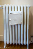 <center>Conflans : Musée d’Art et d’Histoire.</center> Radiateur chauffe-plat. Fonte.
Troisième quart XIXème siècle - Première moitié XXème siècle.
Ce radiateur chauffe-plat provient des immeubles sis 7-9 cours de l'hôtel de ville à Albertville. Ces immeubles bourgeois typiques de l'architecture albertvilloise du XIXème siècle ont laissé place à un nouveau secteur dénommé la Rotonde.