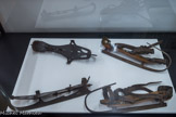 <center>Conflans : Musée d’Art et d’Histoire.</center> Patins à glace. A droite.
Bois, métal et cuir - environ 1850 Marque : BOINET A ABBEVILLE.

Patins à glace. A gauche.
Acier - Fin XIXe siècle.
Marque : Merkur.