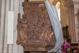 <center>Conflans et son Église baroque Saint-Grat.</center> La chaire à prêcher est due au ciseau de Jacques Clérant (1718), sculpteur aussi de la chaire de Beaufort et du retable de Champagny-le-Bas. Par- tout souffle un vent qui froisse les plis trop amples des vêtements, soulève les robes : la vie s’exprime par le mouvement. Saint Pierre et les évangélistes sont assis assez inconfortablement contre les angles des panneaux décorés de feuilles, de fleurs et d’écus- sons. Saint Pierre, bouche ouverte, est reconnaissable au trousseau de clefs liées par une cordelette ; à côté de Saint Matthieu, un ange a le doigt levé.