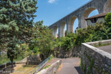 <center> Saint-Nazaire-en-Royans. </center>En août 1860, on crée le Syndicat provisoire du Canal de la Bourne, afin de réunir les acteurs et les fonds. Sous la IIIe République, le Ministre des Travaux Publics lance une enquête d'utilité publique le 17 juillet 1872. La construction et l'exploitation du canal sont confiées à la Société du Canal de la Bourne, et enfin, après la signature d'une convention avec l’État d'après la loi du 21 mai 1874, les travaux commencent.
En automne 1876, les trois-quarts des tunnels sont réalisés, ainsi que 4 arches de l'aqueduc de St-Nazaire-en-Royans, sur les 17 requis. L’aqueduc est achevé en 1878.
