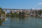 <center> Saint-Nazaire-en-Royans. </center> L’Aqueduc a été construit en 1876. Sa hauteur est de 35 mètres, sa  longueur de 235 mètres, et il se compose de 17 arches qui enjambent la rivière la Bourne et le village.