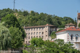 <center>La Sone. </center> Manufacture de Saint-Chamond : usine de tissage, de tresses et de lacets, en pierre de tuf, labellisée.