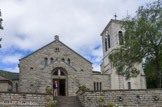 <center>Vassieux.</center>Sur la façade  de l'église, construite en pierre de taille, on distingue, en haut, deux petites ouvertures imitant une croix de Lorraine.