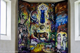 <center>Vassieux.</center>Triptyque de Carmelo Zagari. Au centre, la scène de l'Assomption flanquée à gauche par celle intitulée les âmes forte et à droite un jour nouveau, avec, en bas, la représentation d'Arlette Blanc, la fillette restée plusieurs jours prisonnière dans les décombres de sa maison.