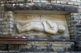 <center>Vassieux.</center>Après-guerre, l'Italien Gilioli sculpte le monumental gisant au pied de l'église.