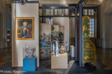 <center>Salon d’honneur</center>Dans le Salon d’honneur, la sélection rassemble des œuvres majeures incarnant les quatre thématiques principales de l’exposition :
- la première met en exergue l’importance de l’Asie comme modèle et source d’inspiration dans les arts décoratifs provençaux;
- la seconde reflète la fascination pour les objets et les décors « à la turc » inspirés de l’Empire ottoman;
- la troisième permet d’appréhender la constitution des collections de référence à Marseille;
- la dernière thématique est consacrée aux « indiennes », textiles qui font partie intégrante des modes vestimentaires et décoratives du XVIIIe et du XIXe siècle à Marseille.<br>
Entre admiration, fascination et déni d’une identité propre, la notion d’exotisme recouvre un concept ambigu que ces regards croisés permettent également d’interroger.