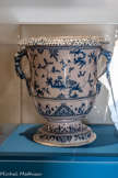 <center>Vase Médicis.</center>Moustier, fabrique Clérissy, vers 1735.
Faïence stannifère, décor de grands feux en camaïeu de bleu et blanc.
Collection particulière
C’est seulement au milieu des années 1730 que, tenant compte d’un regain d’intérêt pour les chinoiseries, Pierre II Clérlssy, devenu le directeur de la manufacture familiale de Moustiers en 1736, utilisa les figures de Chinois pour diversifier ses décors. Rebord en camaïeu bleu, elles devinrent polychromes pour disparaître au début des années 1740, remplacées par les grotesques d’Olérys, décor où l’exotisme n’est pas totalement absent. Elles réapparurent dans la seconde partie du siècle, surtout avec l’avènement du petit feu.