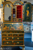 <center>Bureau-bibliothèque</center>Angleterre (?)
Premier tiers du XVIIIe siècle (?) Bois laqué.
Dépôt de l'Etat. Aix-en-Provence, Musée du Vieil Aix.
Ce meuble présente une forme assez rare en France, qui correspond à celle du bureau-bibliothèque et connaît un développement significatif dans l’Angleterre du premier tiers du XVIIIe siècle. L’ensemble de la surface vernissée figure un décor de chinoiseries : à l’intérieur des vantaux, se tiennent deux Chinois stéréotypés. Si la nature de la laque reste à définir, cette couleur bleue, inconnue en Asie avant le XIXe siècle, est en revanche très usitée dans l’Angleterre du XVIIIe siècle. L’ensemble de ces caractéristiques nous autorise à penser qu’il s’agit certainement d’une fabrication anglaise.
