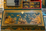 <center>Bureau-bibliothèque</center>L’ensemble de la surface vernissée figure un décor de chinoiseries : à l’intérieur des vantaux, se tiennent deux Chinois stéréotypés, tandis que des motifs de maisons pittoresques sont représentés sur l’abattant du bureau. Si la nature de la laque reste à définir, cette couleur bleue, inconnue en Asie avant le XIXe siècle, est en revanche très usitée dans l’Angleterre du XVIIIe siècle. L’ensemble de ces caractéristiques nous autorise à penser qu’il s’agit certainement d’une fabrication anglaise.