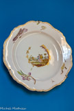 <center>Assiette à bord découpé </center>Trois personnages orientaux, une habitation et des palmiers.
Marseille, fabrique Gaspard Robert. Vers 1760-1770
Faïence stannifère, décor de petit feu polychrome avec utilisation d’or.
Collection particulière.