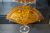 <center>Promenade exotique</center>Eventail de type brisé Vers 1810-1820
Corne façon écaille, à décor or de personnages
Collection particulière