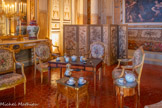 <center>L’exotisme comme art de vivre à la française au temps des Lumières</center>Pièce de prestige du château Borély, le Salon doré est, au XVIIIe siècle, l’espace de sociabilité où l’on se réunit pour converser jouer et se délasser, tout en dégustant friandises et boissons nouvelles. Cette séquence incarne l’engouement pour l’exotisme de l’époque des Lumières, c’est-à-dire le goût pour l’évocation d’une Asie née de projections fantaisistes destinées à divertir les Européens. Il ne s’agit pas de rechercher la justesse des usages mais d’intégrer aux modes de sociabilité occidentales les motifs décoratifs, les matériaux ou lesdenrées considérés comme les plus plaisants, auréolés du mystère de leur origine lointaine.