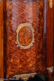 <center>Commode marquetée à décor au Chinois</center>Meuble de prestige, cette commode galbée est représentative du goût prononcé des élites pour les marqueteries savantes, incorporant des bois exotiques alors qualifiés de « bois de rose ». Elle intègre, sur la partie centrale de ses trois faces, des médaillons ornés de personnages d’inspiration chinoise. Dépourvu  d’estampille, ce meuble rappelle les productions de plusieurs ébénistes du troisième tiers du XVIIIe siècle, dont l’allemand David Roentgen (1743-1807).