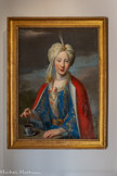 <center>La Buveuse de café</center>Anonyme XVIIIe siècle Huile sur toile.
Marseille, Musée des Beaux-Arts.
La femme recluse et le café figurent parmi les thèmes les plus populaires de la représentation du monde ottoman dans l’imaginaire européen des Lumières. Dans l’esprit de la peinture galante du temps, le peintre s’est attaché à rendre une vision séduisante du luxe ottoman : habits brodés d’or, bijoux précieux, tasse chinoise évoquant l’importation ou l’imitation des productions de la porcelaine « bleu et blanc » des ateliers de Jingdezhen (Chine).