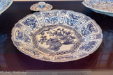 <center>Plat</center>Chine, Jiangxi, Jingdezhen. Dynastie Ming (1368-1644), circa 1595-1610. Porcelaine, bleu sous couverte.
Legs Georges Aicard, 1947. Fonds Musée Cantini Marseille, Château Borély — Musée des Arts décoratifs, de (a Faïence et de la Mode.
Ce plat creux, à bord polylobé, voit se déployer sur le marli, et jusque dans le cavetto, des panneaux rayonnants, ornés de fleurs, fruits et oiseaux, scandés par des évocations stylisées de ruyi (sceptre religieux). Dans le médaillon central, défini par une bordure alvéolée de formes géométriques, se tient en majesté un qilin, animal composite fabuleux issu de la mythologie chinoise.